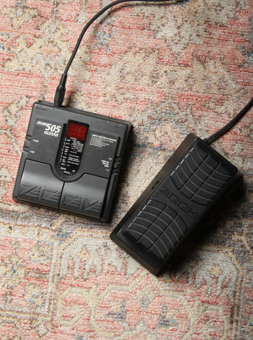 Pre-Owned ZOOM 505 Guitar Compact Multi Effects Processor w/ZOOM expression pedal - Guitar Warehouse