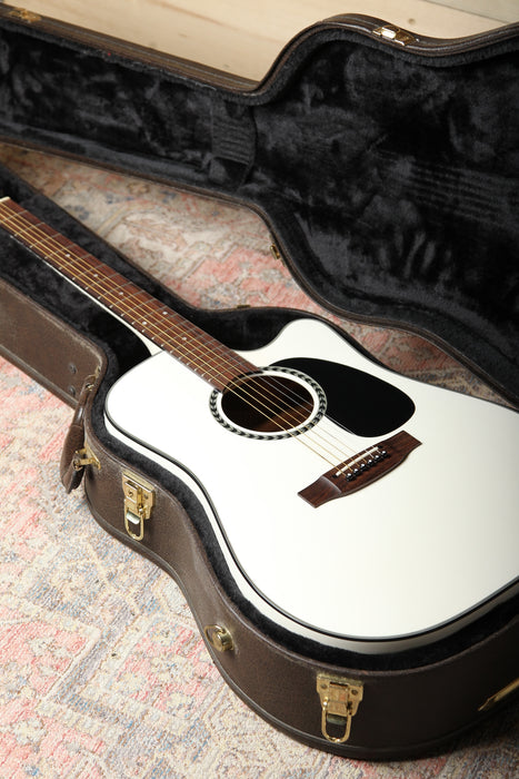 Pre-Owned Takamine EF300SE-BW - Brilliant White - Limited Edition - w/Hard Case