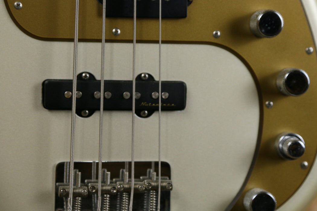 2011 Fender MIM Deluxe Active P Bass Special in Blizzard Pearl - w/Hardcase - Pre-owned