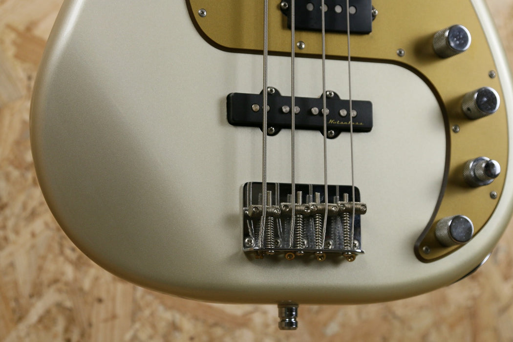 2011 Fender MIM Deluxe Active P Bass Special in Blizzard Pearl - w/Hardcase - Pre-owned