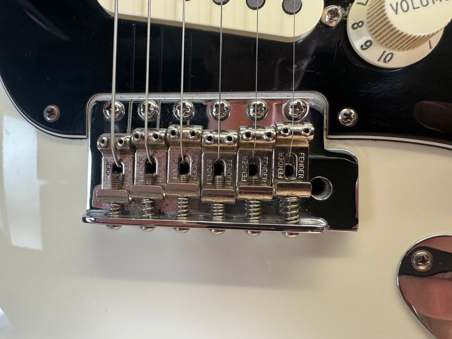 Fender USA American Performer Stratocaster®, Rosewood Fingerboard, Arctic White - Pre-Owned