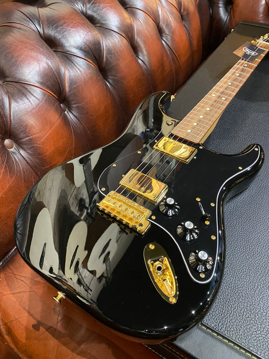 Fender Limited Edition Mahogany Blacktop Stratocaster®, Pau Ferro Fingerboard, Black with Gold Hardware w/Hardcase